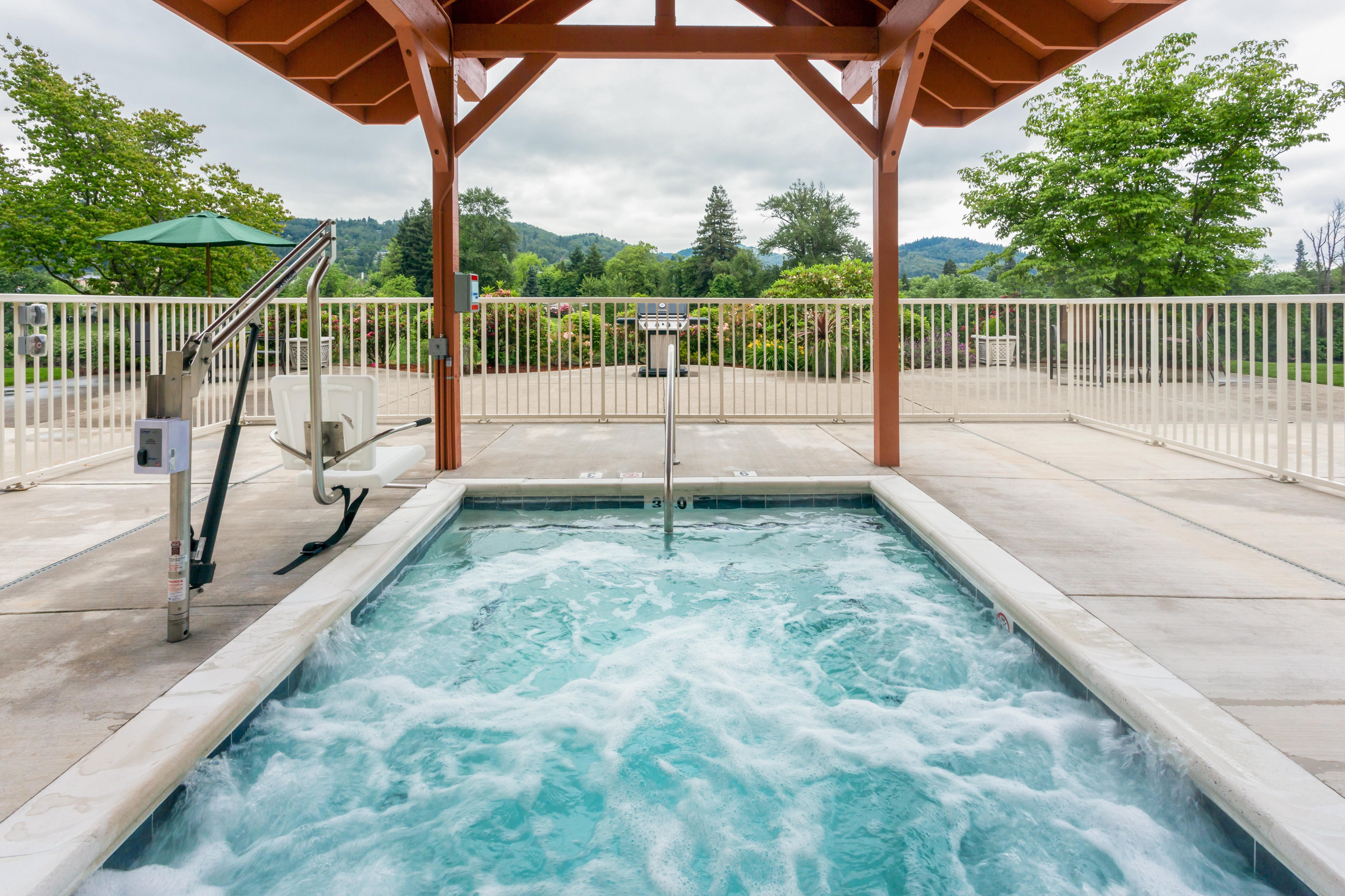 Holiday Inn Express Roseburg By Ihg Exterior photo