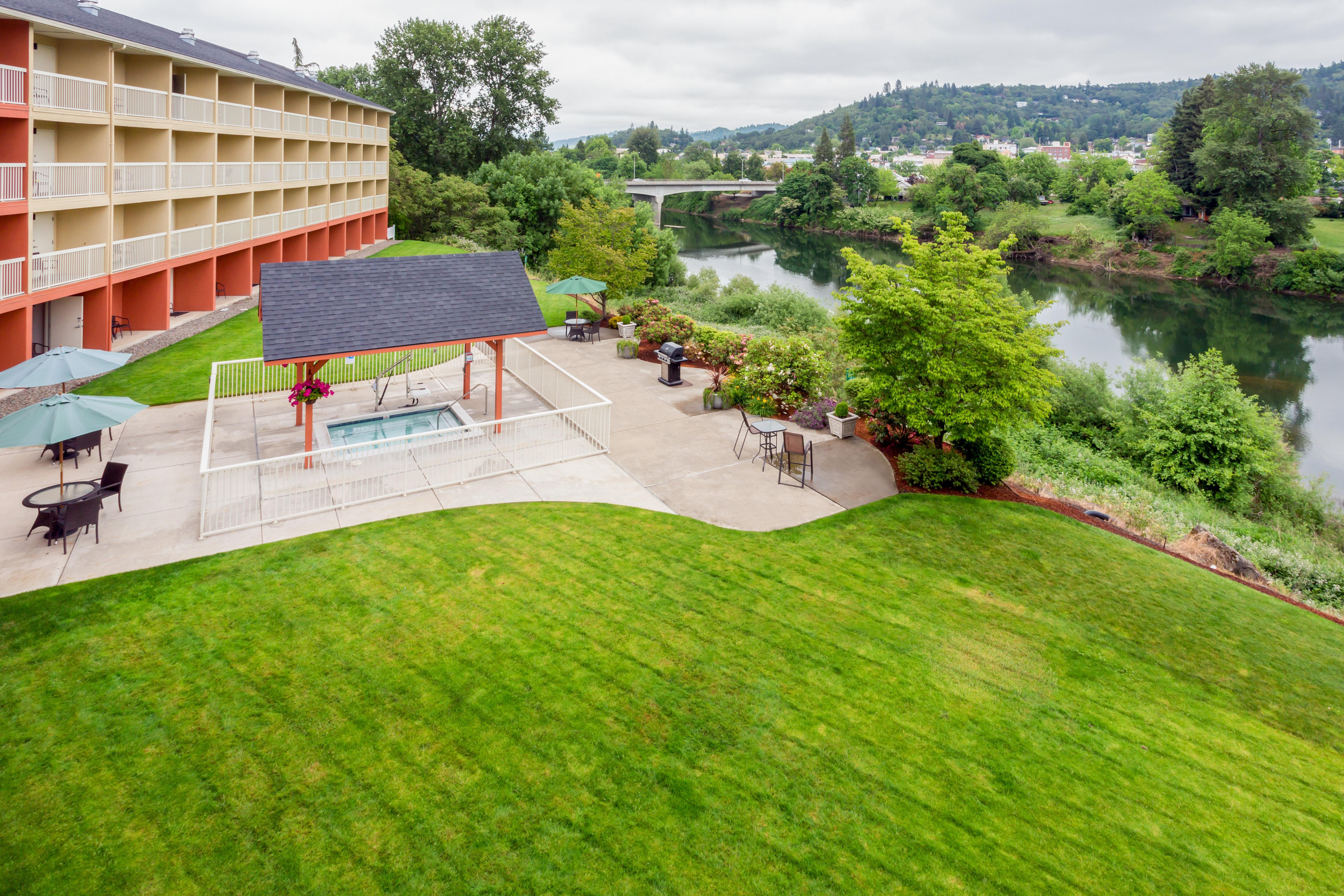 Holiday Inn Express Roseburg By Ihg Exterior photo